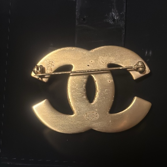 Chanel Brooch hardly worn  authentic only from the Chanel boutique SoHo NYC - Picture 3 of 5